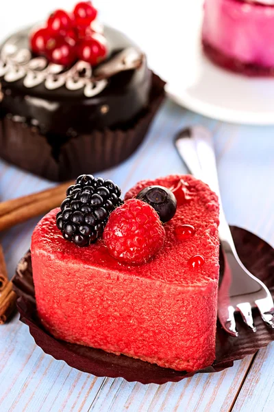 ahşap arka plan üzerinde çilek ile pembe pasta