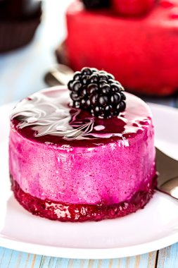 Sufle, pasta berry, ahşap mavi renkli jöle