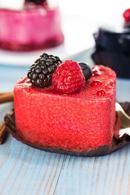 ahşap arka plan üzerinde çilek ile pembe pasta