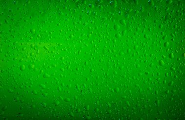 Doku su şişesini üzerinde bırakır. Bira arka plan