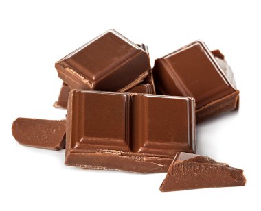 Beyaz arkaplanda izole edilmiş çikolata çubukları