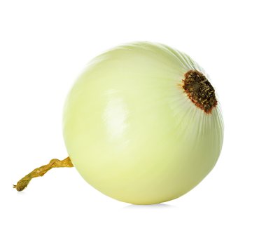 Beyaz arka plan üzerinde izole soyulmuş soğan