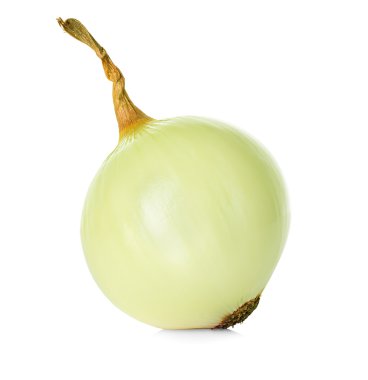 Beyaz arka plan üzerinde izole soyulmuş soğan