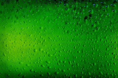 Doku su şişesini üzerinde bırakır. Bira arka plan