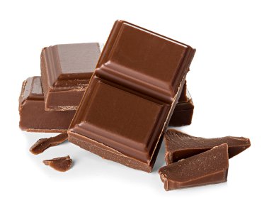 Beyaz arkaplanda izole edilmiş çikolata çubukları