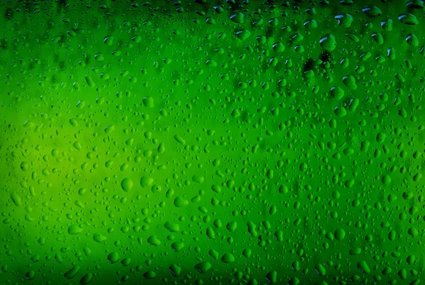Texturwasser tropft auf die Flasche Bier. Bier-Hintergrund — Stockfoto