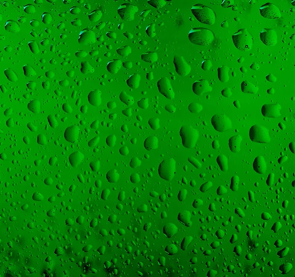 Textury vody klesne na láhev piva. Pivní pozadí — Stock fotografie