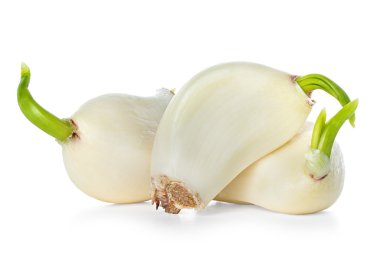 Beyaz arkaplanda sarımsak izole edilmiş.