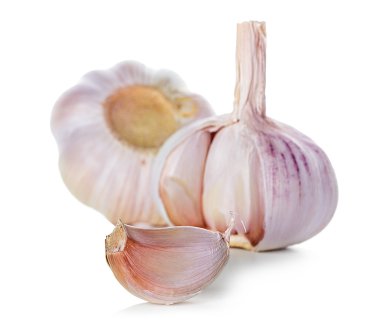 Beyaz arkaplanda sarımsak izole edilmiş.