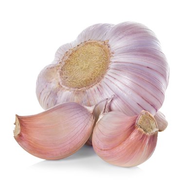 Beyaz arkaplanda sarımsak izole edilmiş.