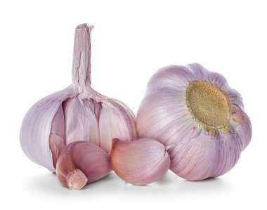 Beyaz arkaplanda sarımsak izole edilmiş.