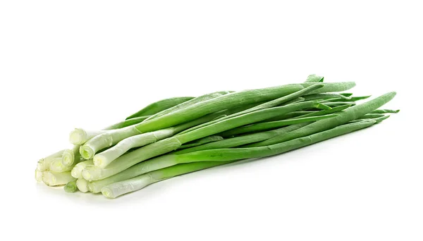 Grüne Zwiebel auf weißem Hintergrund — Stockfoto