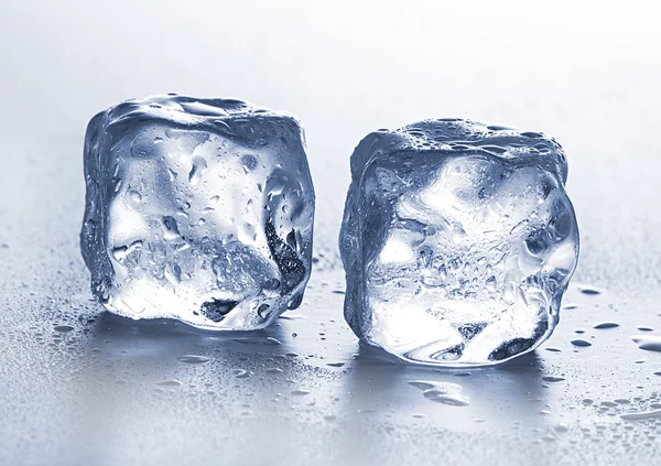 Cubes de glace sur fond blanc. — Photo