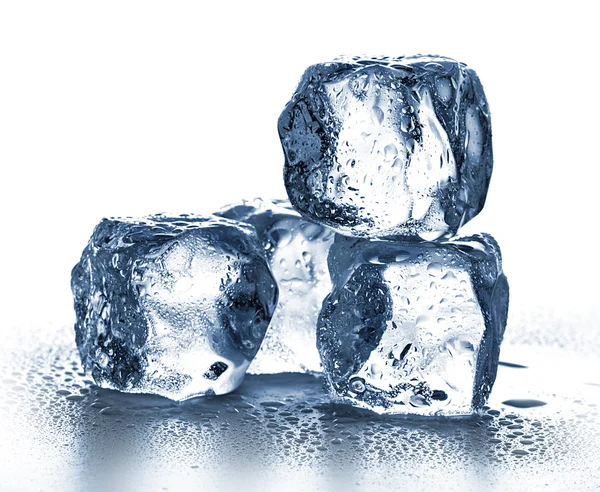 Cubes de glace sur fond blanc. — Photo