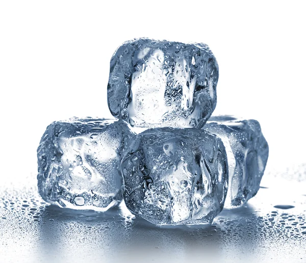 Cubes de glace sur fond blanc. — Photo