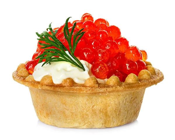 Tartlet met rode kaviaar geïsoleerd op witte achtergrond — Stockfoto