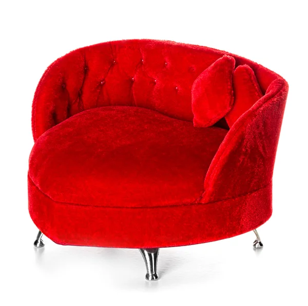 Красный диван на белом фоне — стоковое фото