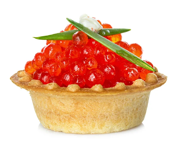 Beyaz arkaplanda kırmızı havyarlı tart