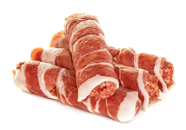 Saucisses enveloppées dans du bacon, chevapchichi isolé sur fond blanc — Photo