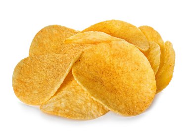 Patates cipsi yakın çekim, izole bir beyaz arka plan üzerinde