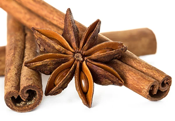 Palitos de canela en blanco —  Fotos de Stock