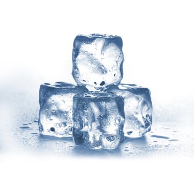 Beyaz arkaplanda buz küpleri.