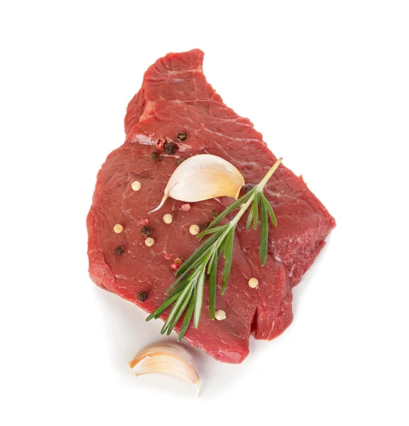 Sığır eti çiğ et, beyaz arka plan üzerinde izole biftek — Stok fotoğraf