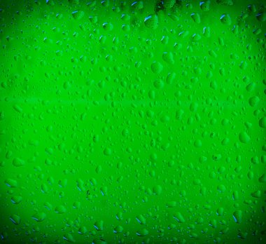 Doku su şişesini üzerinde bırakır. Bira arka plan