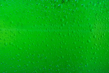 Doku su şişesini üzerinde bırakır. Bira arka plan