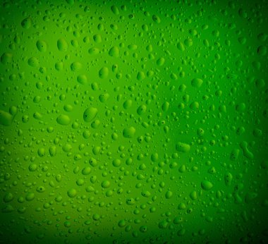 Doku su şişesini üzerinde bırakır. Bira arka plan