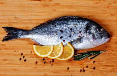 Taze dorado ahşap arka plan üzerinde balık