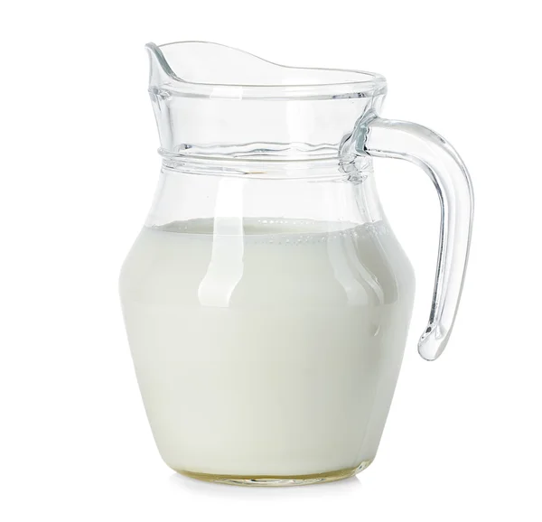 Jarra de vidrio de leche fresca aislada sobre fondo blanco — Foto de Stock