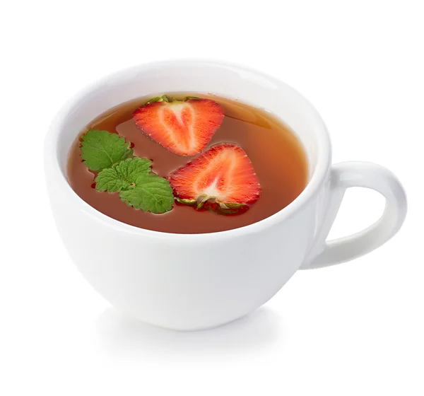 Kopp te med mynta och jordgubbar isolerad på vit — Stockfoto