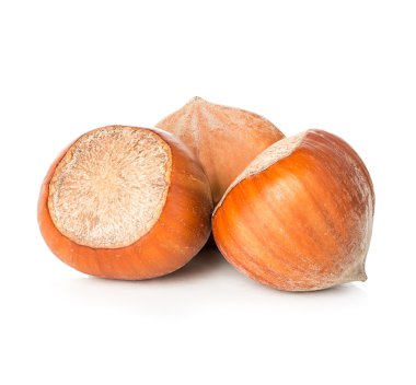 Fındıklar beyaz arkaplanda izole