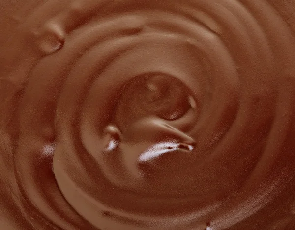 Flujo de chocolate negro derretido, caramelo o preparación de chocolate de cerca como fondo . —  Fotos de Stock