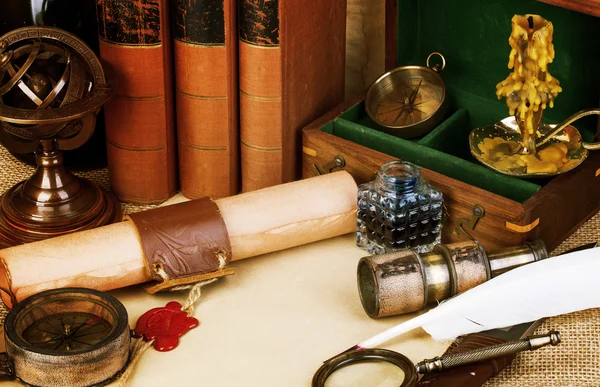 Livros antigos, caneta de penas e garrafa de tinta, pergaminho antigo com selo de cera vermelha, bússola vintage. Histórias de aventura fundo. Estilo retrô . — Fotografia de Stock