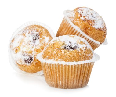 Beyaz bir arka plan üzerinde izole blueberry muffins yakın çekim.