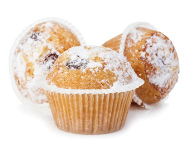 Beyaz bir arka plan üzerinde izole blueberry muffins yakın çekim.