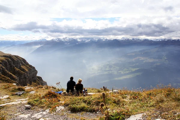 Dos personas de trekking en los Alpes suizos —  Fotos de Stock