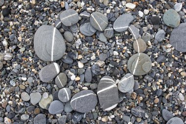 Çakıl plaj üzerinde oluşturduğu kalp şekli