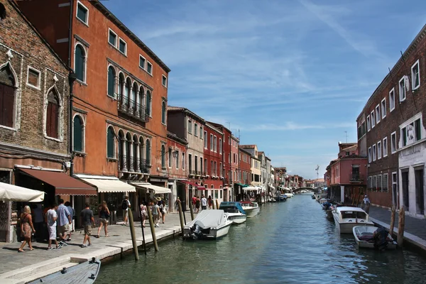 Улица вдоль Большого канала в Венеции, Италия — стоковое фото