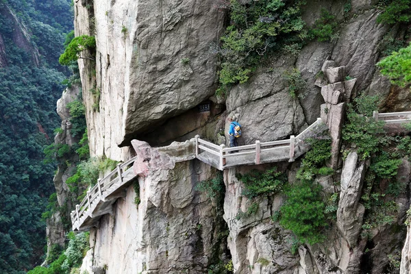 Passagem íngreme na Montanha Huang Shan, China — Fotografia de Stock