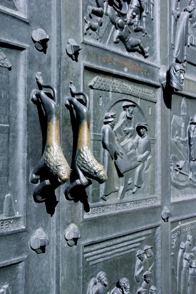 Double bouton de porte lion sur une porte d'église — Photo