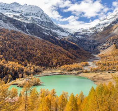Sonbahar günü İsviçre Alplerinde Piz Palu buzulunun altındaki Palu Gölü, Alp Gruem, Grisons, İsviçre