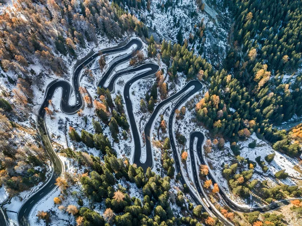 Luftaufnahme Drohne Auf Der Spektakulärsten Passstraße Der Schweizer Alpen Maloja lizenzfreie Stockbilder