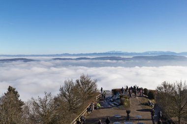 Zürih, İsviçre - Haziran 01. 2020: İnsanlar Zürih 'teki Uetliberg Tepesi' nde sabah sisinin keyfini çıkarıyorlar
