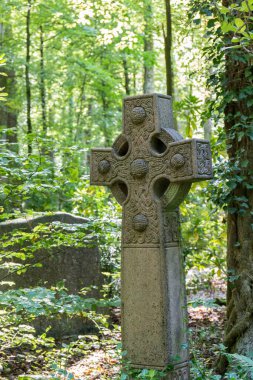 Kelt düğümü haçı gibi desenleri olan eski çağlardan kalma mezar taşı.