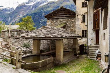 Canton Grisons 'daki Soglio dağ köyünde açık havada eski geleneksel çamaşır yıkama evi. Köy İsviçre 'nin en güzel köylerinden biri olarak kabul edilir.