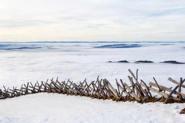 背景に霧の海 スイスアルプス スイスと冬の季節にRigi Klum雪の山の上の木製フェンス — ストック写真