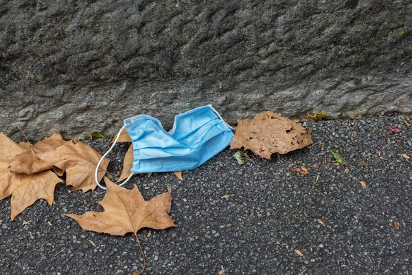 Carelessly Discarded Blue Face Mask Sidewalk Corona Pandemic People Obliged — Stock Photo, Image